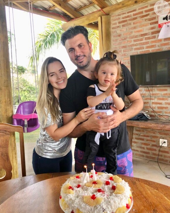 Thaeme Mariôto é casada com Fábio Elias e está grávida de 7 meses de Ivy, segunda filha com o marido