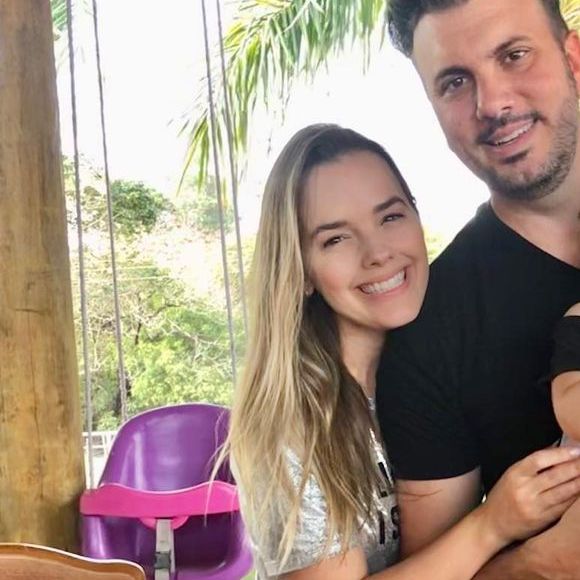 Thaeme Mariôto é casada com Fábio Elias e está grávida de 7 meses de Ivy, segunda filha com o marido