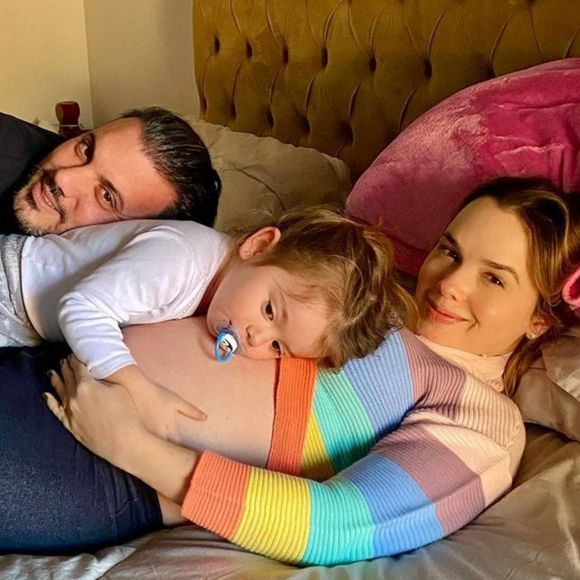 Filha de Thaeme Mariôto flagra cantora no banheiro e diverte família: 'Cadê o cocô?'