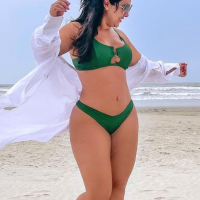 Natália Toscano posa de biquíni em praia e web delira: 'Corpão bonito, papai'
