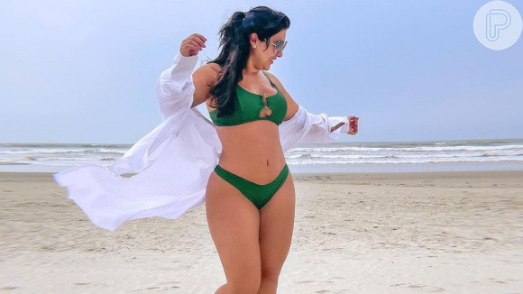 Barriga seca de Natália Toscano, mulher de Zé Neto, rouba a cena em fotos na praia postadas no Instagram nesta quarta-feira, 14 de setembro de 2021