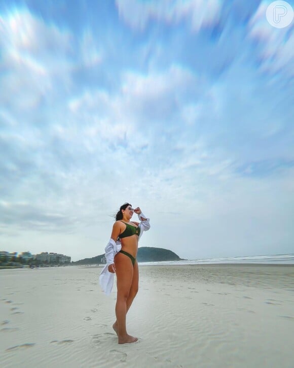 Mulher de Zé Neto, Natália Toscano, de 30 anos, exibe curvas em fotos de biquíni