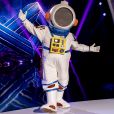 Em estreia do 'The Masked Singer' web especulou sobre identidade de famoso vestido de astronauta: 'Thiago Abravanel ou Babu Santana?'