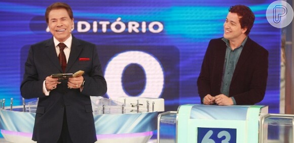 Silvio Santos devolve CD dado por Rafael Cortez durante o 'Programa Silvio Santos', em 23 de novembro de 2014