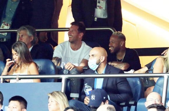 Neymar esteve em um dos camarotes ao lado de Messi, que foi apresentado como reforço do time