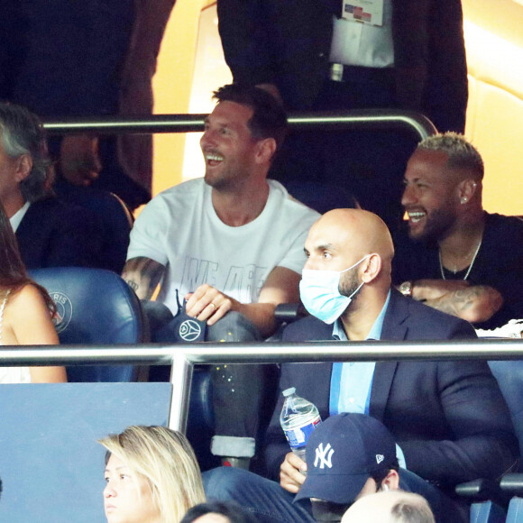 Neymar esteve em um dos camarotes ao lado de Messi, que foi apresentado como reforço do time