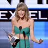 Taylor Swift recebe prêmio inédito no American Music Awards 2014, realizado em Los Angeles, nos Estados Unidos, em 23 de novembro de 2014