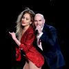 Jennifer Lopez se apresenta com Pitbull no American Music Awards 2014, realizado em Los Angeles, nos Estados Unidos, em 23 de novembro de 2014