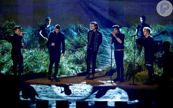 One Direction se apresentou com a música 'Night Changes' no American Music Awards 2014, realizado em Los Angeles, nos Estados Unidos, em 23 de novemrbo de 2014