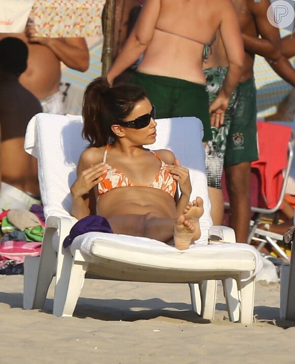 Eva Longoria pega um solzinho na praia de Copacabana, RJ