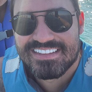 Os dois ficaram noivos em viagem de férias a Dubai