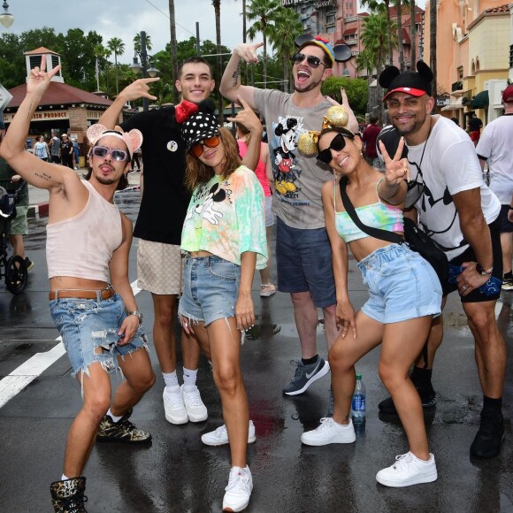 Anitta posou acompanhada de amigos e do TikToker Griffin Johnson