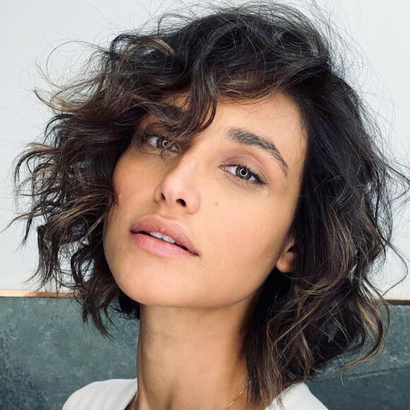 Débora Nascimento aderiu ao corte de cabelo curto, Curly Blunt Bob