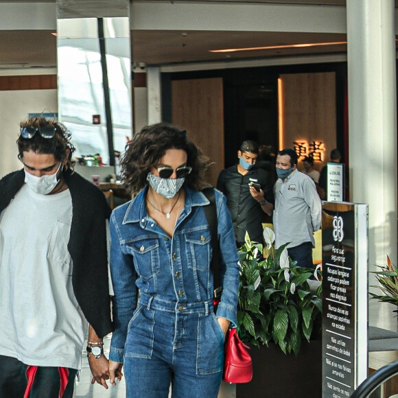 Débora Nascimento estreou novo corte em almoço com o namorado, Marlon Teixeira, de 29 anos