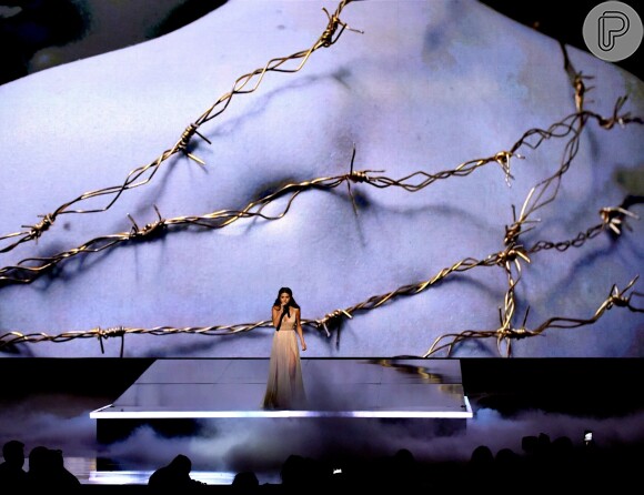O telão passou imagens dramáticas durante a performance de Selena Gomez