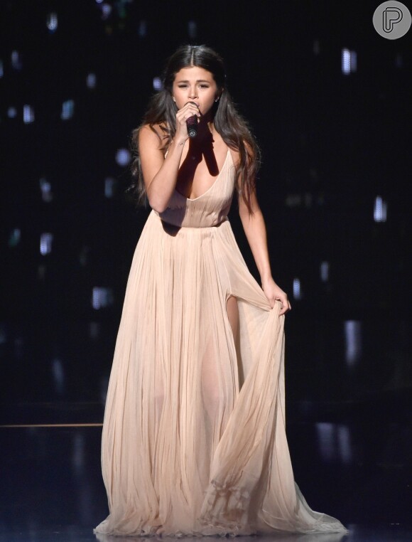 Selena Gomez canta a música 'The Heart Wants What it Wants', que escreveu para Justin Bieber na época do relacionamento conturbado