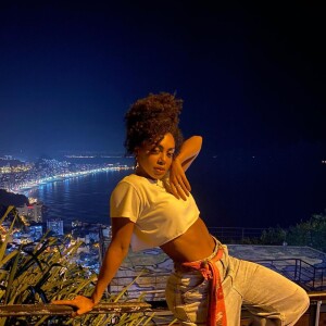 Calça jeans mom e blusa branca cropped: Dandara Mariana apostou na combinação e deu toque de estilo com lenço