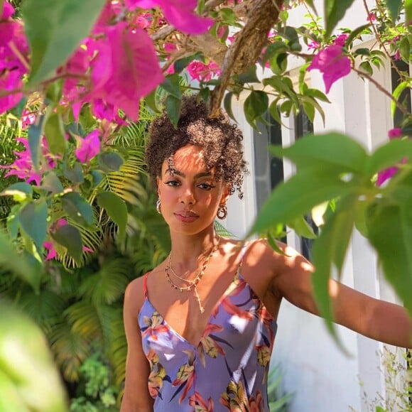 Dandara Mariana usa vestido floral com fundo lavanda