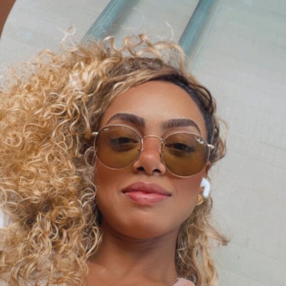 Dandara Mariana está com cabelo loiro e ama óculos de sol em seus looks