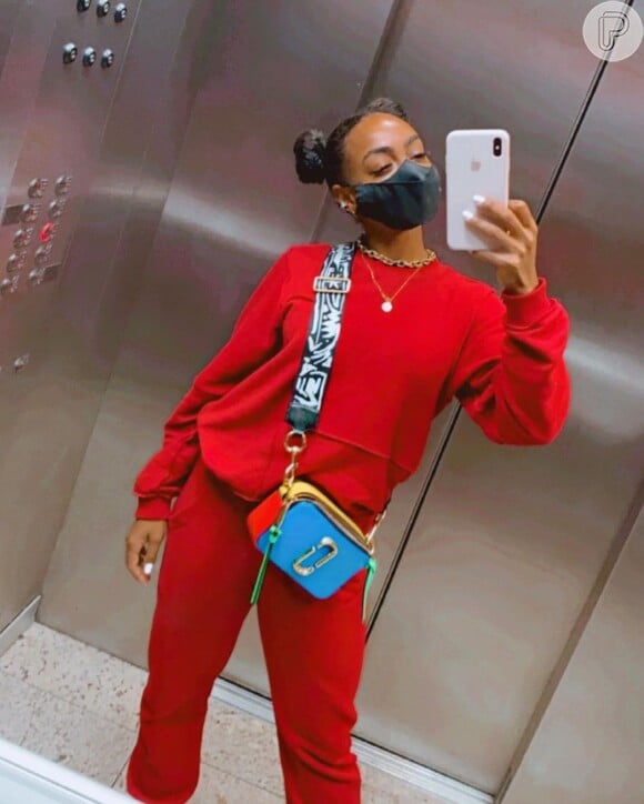 Dandara Mariana usa look comfy vermelho de moletom com bolsa colorida