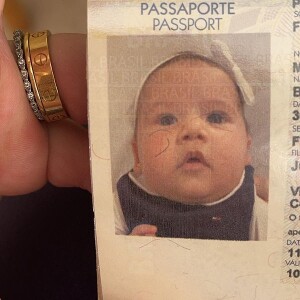 Maria Alice aparece em foto de passaporte e web se derrete