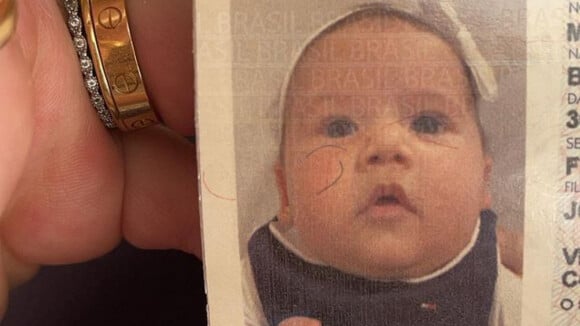 Virgínia mostra foto do passaporte de Maria Alice e web se encanta: 'A boquinha'