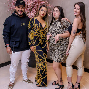 Maria Lina Deggan posou com ex-cunhada e amigos em restaurante japonês