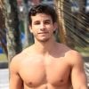 Ricky Tavares, sem camisa, deixou à mostra abdôme sarado, ao praticar exercício na orla do Rio de Janeiro em 26 de agosto de 2021