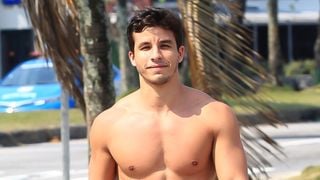 Apontado como affair de Marquezine, Ricky Tavares exibe abdômen sarado em caminhada