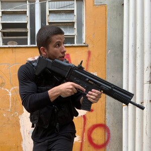 Ricky Tavares interpreta um policial no filme 'Rocinha, Toda História Tem Dois Lados'