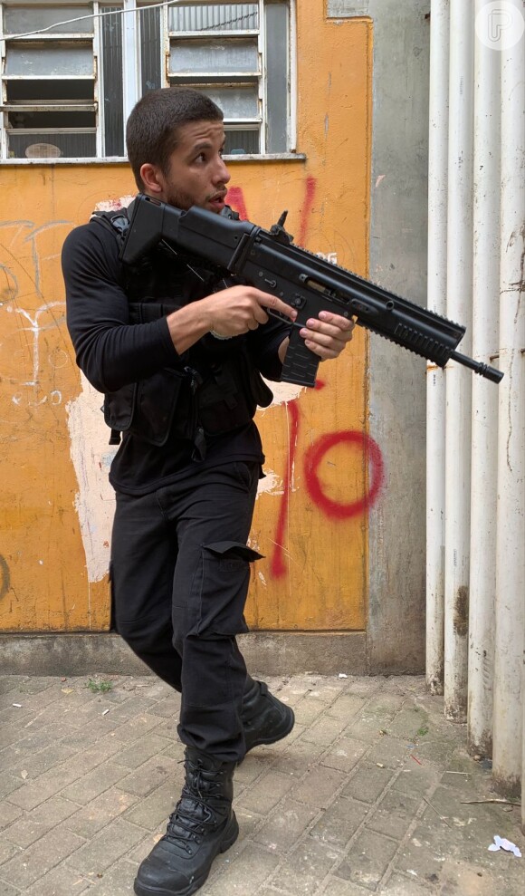 Ricky Tavares interpreta um policial no filme 'Rocinha, Toda História Tem Dois Lados'