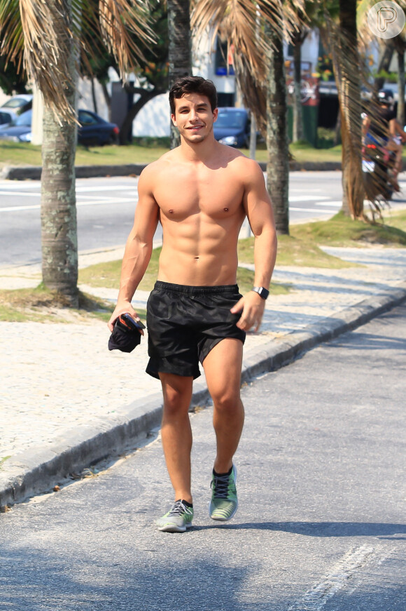 Ricky Tavares passeou sem camisa pela orla do Rio de Janeiro