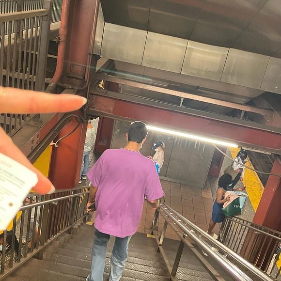Enzo Celulari postou fotos no metrô de Nova York, nos Estados Unidos