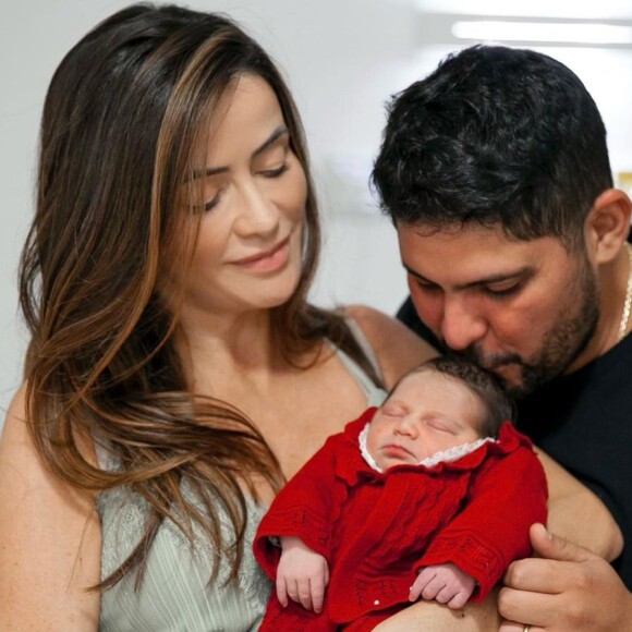 Jorge e a mulher, Rachel Boscati, apareceram juntos na comemoração de 3 meses da filha, Sara