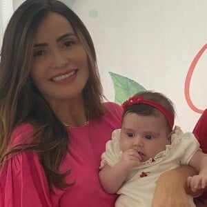 Filha caçula do sertanejo Jorge faz 3 meses e semelhança com cantor rouba cena: 'Igual'