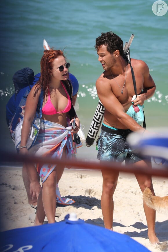 Larissa Manoela e André Frambach foram vistos juntos em praia no Rio