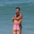 Os atores Larissa Manoela e André Frambach confirmaram romance após flagra na praia