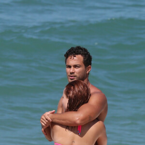 Os atores Larissa Manoela e André Frambach confirmaram romance após flagra na praia