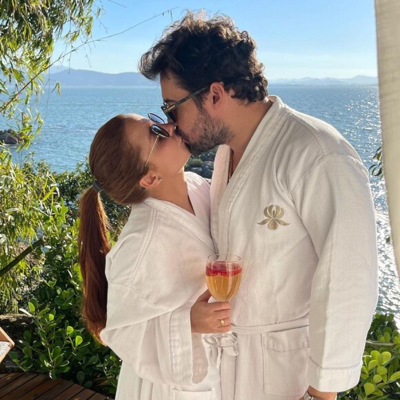 Maiara e Fernando Zor 'se casaram' recentemente em uma live junina e agitaram os fãs do casal