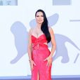 Adriana Lima usou longo sem alças e com recorte na cintura em Cannes