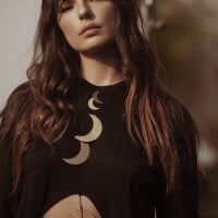 Isis Valverde de visual novo! Atriz adere à moda das curtain bangs: 'Mudei por mim'. Fotos!