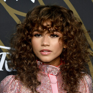 Curtain bangs: Zendaya já aderiu à moda nos cabelos e mostrou como o estilo de franja funciona também nas cacheadas