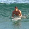 Além de surfar, o namorado de Marina Ruy Barbosa curtiu a vista da água com o sol se pondo