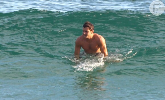 Além de surfar, o namorado de Marina Ruy Barbosa curtiu a vista da água com o sol se pondo