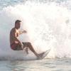 Klebber Toledo aproveitou o início das férias para surfar na Barra da Tijuca, em 11 de março de 2013