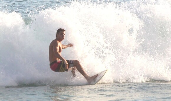 Klebber Toledo aproveitou o início das férias para surfar na Barra da Tijuca, em 11 de março de 2013
