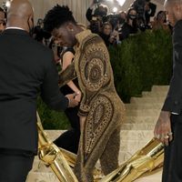 Look 3 em 1: Lil Nas X surpreende no MET Gala 2021 e web cita Lady Gaga. Aos detalhes!