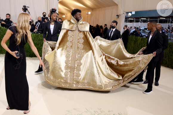 Look 3 em 1: Lil Nas X surpreende no MET Gala 2021 e web cita Lady Gaga. Aos detalhes!