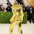 Lil Nas usou uma armadura dourada com efeito espelhado