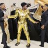 Look 3 em 1: Lil Nas X surpreende no MET Gala 2021 e web cita Lady Gaga. Aos detalhes!